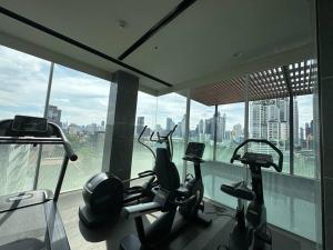 曼谷S42 Wyndham Garden Sukhumvit BTS Ekkamai Gym Swim的大楼内带有氧运动器材的健身房