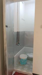 卢武克Wisma Delima的带淋浴、卫生间和浴缸的浴室