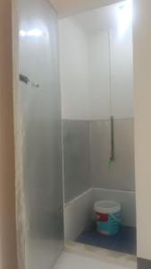 卢武克Wisma Delima的带淋浴、浴缸和卫生间的浴室
