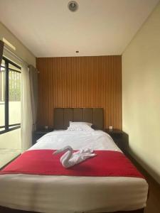 Gadok 1Private Villa 3+1BR in Vimala Hills的躺在卧室床上的天鹅