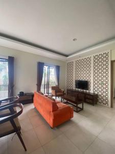 Gadok 1Private Villa 3+1BR in Vimala Hills的客厅配有橙色沙发和电视