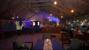 帕罗林Patnem Palm Garden的一间带桌子和酒吧的用餐室