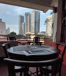 科伦坡Regent Residencies - Colombo的市景阳台桌子