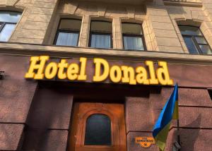 敖德萨Hotel Donald的大楼前方的美丽标志