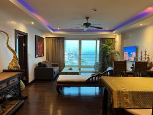 南芭堤雅View Talay 7 Seaview Apartments的带沙发和吊扇的客厅