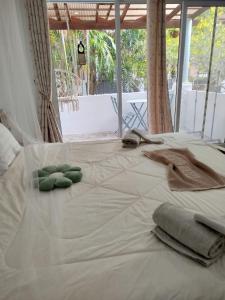 Ban Mo NaeLuana Villas的白色的床,上面有毛巾
