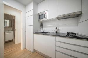 皮内达德马尔Apartamento a 100 metros de la playa的白色的厨房配有水槽和微波炉