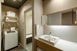 京都Kyohotel Kishotei Goshominami的一间带水槽和镜子的浴室