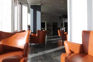 马里博Milling Hotel Søpark的等候室里一排棕色椅子