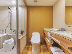 京都Miyako Hotel Kyoto Hachijo的浴室配有卫生间、淋浴和盥洗盆。