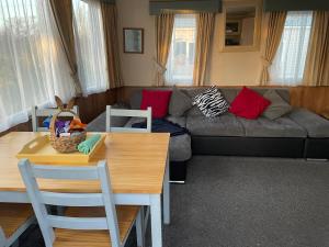 Lytchett MinsterRockley Park- Turlin Valley 36的客厅配有沙发和桌子