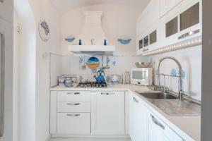 普莱伊亚诺Villa Navarra的白色的厨房配有白色橱柜和水槽