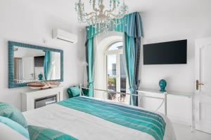普莱伊亚诺Villa Navarra的一间卧室配有一张床和一个吊灯
