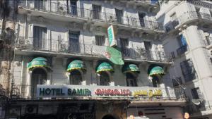 阿尔及尔SAMIR HOTEL的一座建筑,上面有酒店展会