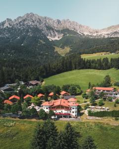 凯撒山麓舍福Hotel Leitenhof 4 Sterne Superior的享有山区度假胜地的空中景致