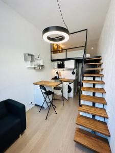 塔林City Apartments的客房设有楼梯、桌子和书桌