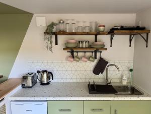 布兰德福德福鲁姆The Snug: Dorset hideaway的厨房配有水槽和台面