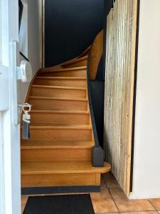 斯塔沃洛Lilulodge的房屋内有木梯的楼梯