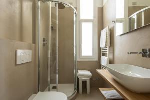 博尔迪盖拉伊莉莎Spa别墅酒店的一间带水槽和玻璃淋浴的浴室