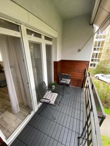 霍德梅泽瓦沙海伊Janka11 Apartman的阳台配有两把椅子和烧烤架