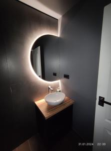 Satu Nou de JosCabana NucA-Frame的一间带水槽和镜子的浴室