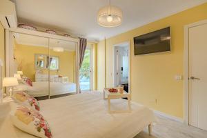 阿德耶BuenaVista Romantic Bungalow in Costa Adeje的黄色的客厅设有床和电视