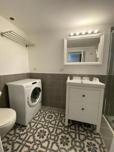巴里Bari LandLord 242 - CENTRAL STATION with SELF CHECK IN的一间带洗衣机和水槽的浴室