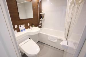 东京银座国际酒店的白色的浴室设有卫生间和水槽。