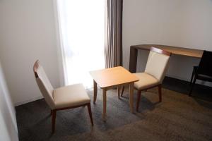 东京银座国际酒店的房间里的两张椅子和一张桌子