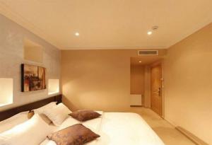 阿尔及尔DAR EL IKRAM HOTEL的卧室配有白色的床和两个枕头
