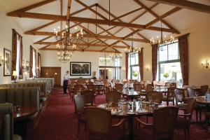 卢顿卢顿胡酒店、高尔夫球场&SPA的一间配备有桌椅的用餐室