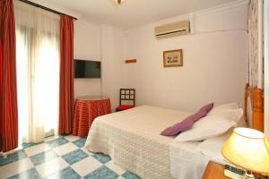 格拉纳达苏里塔宾馆的酒店客房设有床和窗户。
