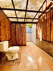爱妮岛Kanipa Beach Glamping的竹房中带卫生间的浴室