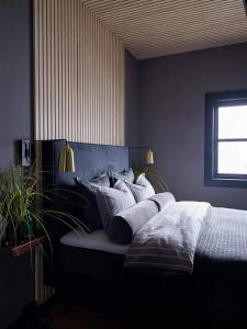 VærøyLofoten Fyr的一间卧室配有带枕头的床