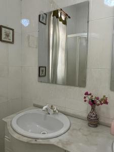 丰沙尔Vila São Gonçalo的白色的浴室设有水槽和镜子