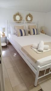 阿彻奇洛斯Sea Breeze的客房内的白色床和枕头