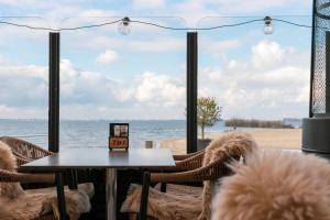哈尔德韦克Restaurant & Hotel Monopole Harderwijk的一张桌子和椅子,享有海景
