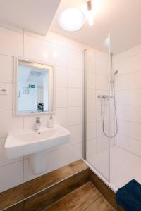 杜塞尔多夫杜塞尔多夫机场宾馆的一间带水槽和淋浴的浴室