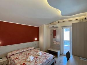 圣多米尼卡B&B Galatea的一间卧室配有一张红色墙壁的床