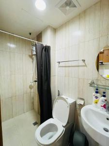 马尼拉8 Adriatico的一间带卫生间和水槽的浴室