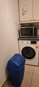 曼彻斯特Scotland Street, Newton Heath的厨房配有微波炉和蓝色垃圾桶