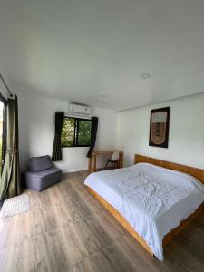 Ban Pak LakMy Dream bandon的一间卧室设有一张大床和一个窗户。