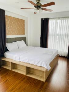 下龙湾Three-bedroom house with sea view的一间卧室配有一张大床和吊扇