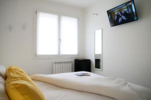 利多迪耶索罗Casadamare的一间卧室配有一张黄色毯子床