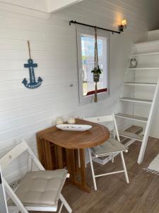 黑灵斯多夫Tiny House am Meer的一间带桌椅和梯子的用餐室