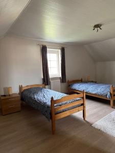 CominesTHE 11 gîte pour vacances ou travail的一间卧室设有两张床和窗户。