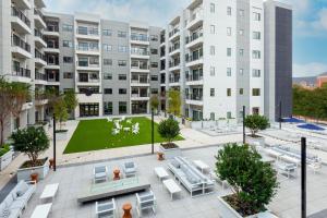 盖恩斯维尔Courtyard by Marriott Gainesville GA的公寓大楼的空中景致,设有庭院。