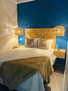 La LimaWE Hotel, La Lima的一间卧室设有一张蓝色墙壁的大床