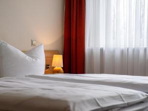 青斯特Hotel Stone的卧室配有白色的床和窗户。