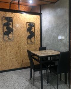 Koh Loneแครินโฮมสเตร์的墙上的桌子和椅子